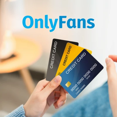 Mano sosteniendo tres tarjetas de crédito con el logo de OnlyFans